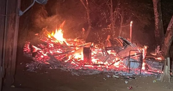 Rapaz é preso após agredir o avô e atear fogo em sua casa