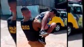 Homem diz para policial que só vai preso se fosse carregado
