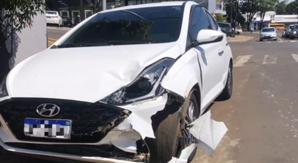 Acidente entre motocicleta e carro deixa condutora gravemente ferida