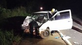 Carro fica destruído após bater contra caminhão em Nova Erechim