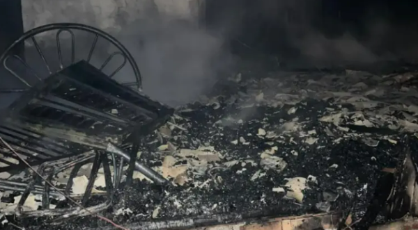 Casa é destruída por incêndio na PR-182, próximo ao trevo de Manfrinópolis