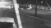 Viatura invade pista contrária, acerta moto e policiais agridem motociclista