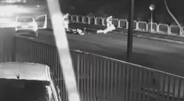 Viatura invade pista contrária, acerta moto e policiais agridem motociclista