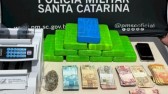 Operação conjunta da PM resulta em apreensão de drogas e prisão em SC