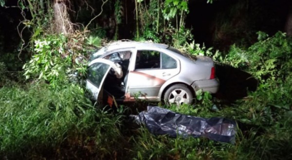 Uma pessoa morre e outra fica ferida em saída de pista na BR-282