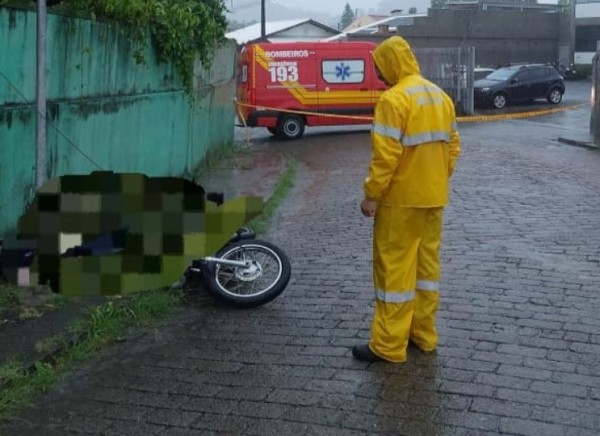 Motociclista de 18 anos morre ao se chocar contra cabo de alta tensão