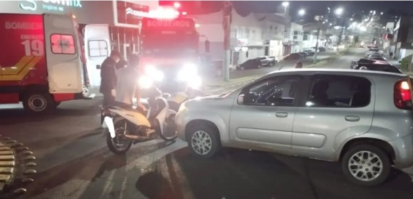 Colisão entre carro e moto deixa jovem ferida