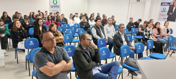 Semana acadêmica interdisciplinar inicia com palestra sobre inteligência artificial no contexto contábil
