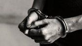 Homem é preso por descumprir medida protetiva e desacatar policiais