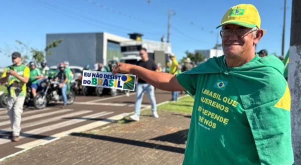 Manifestantes movimentam o Centro de Chapecó neste domingo