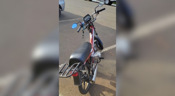 Adolescente é flagrado conduzindo ciclomotor sem placa no centro da cidade