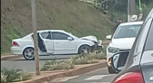 Motorista fica ferido após colidir veículo contra poste