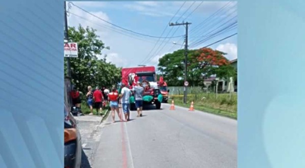 Homem vestido de "Papai Noel" em ação social morre ao cair da carreta de Natal em SC