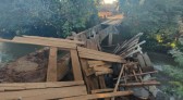 Caminhão cai em rio após atravessar ponte de madeira em Pato Branco