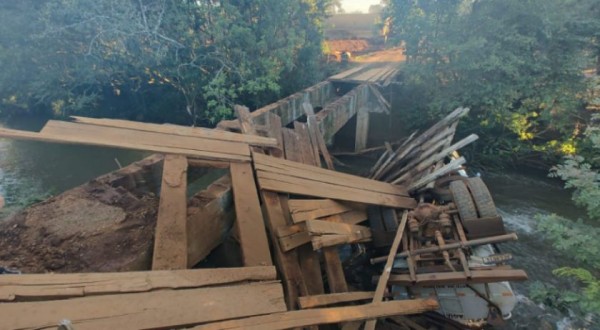 Caminhão cai em rio após atravessar ponte de madeira em Pato Branco