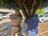 Homem embriagado fica com a cabeça presa em árvore no centro