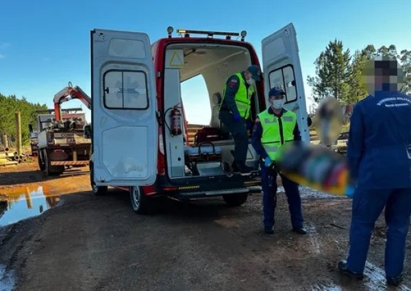 Trabalhador fica ferido ao cair de carroceria de caminhão