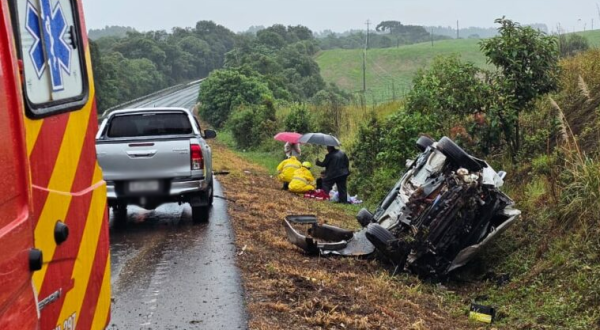 Capotamento deixa três jovens feridos no Oeste de SC