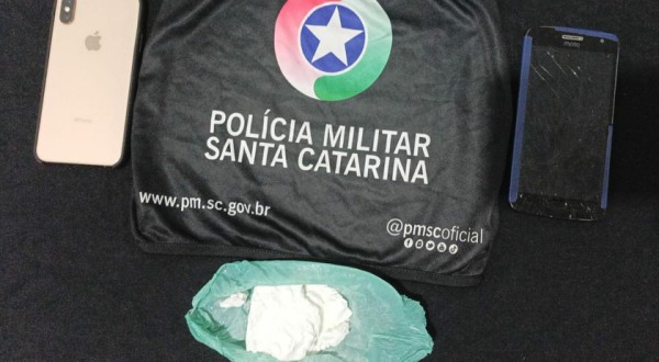 Homem esconde cocaína dentro de tênis e é preso por Tráfico de Drogas