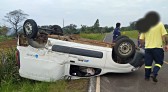 Colisão deixa carro de ponta cabeça