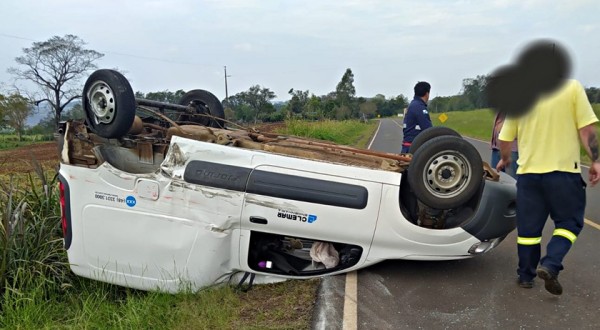 Colisão deixa carro de ponta cabeça