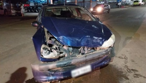 Colisão envolve dois automóveis no bairro São Cristovão
