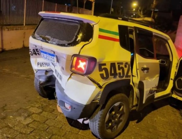 Carro colide contra viatura da polícia durante disputa de racha