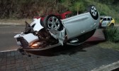 Veículo capota após colidir em outro estacionado no Prolongamento da Júlio Assis