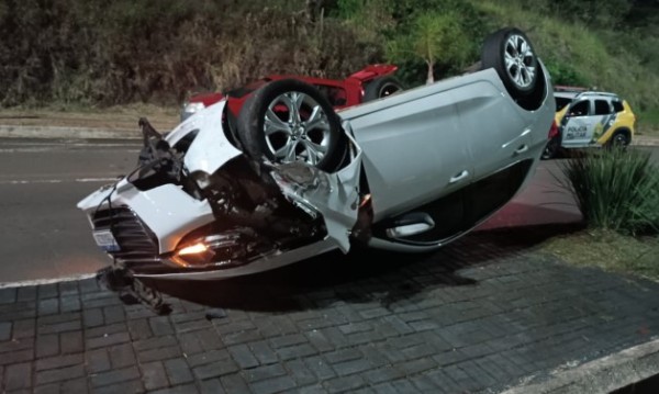 Veículo capota após colidir em outro estacionado no Prolongamento da Júlio Assis