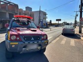 Mulher fica ferida em colisão entre carro e moto na Waldemar Rangrab
