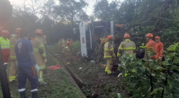 Ônibus com 56 pessoas tomba na BR-040 e deixa pelo menos 10 mortos