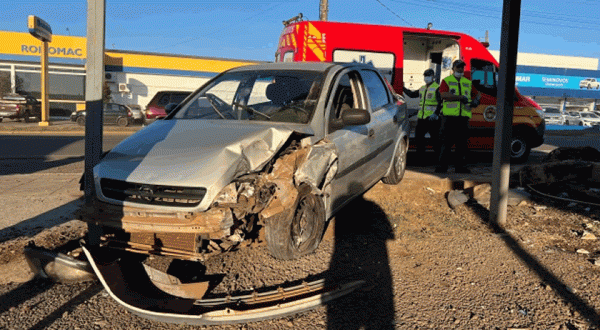 Carro perde controle, salta canteiro e atinge muro