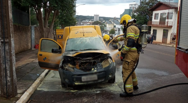 Incêndio atinge motor de veículo dos Correios no Oeste catarinense