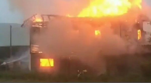 Mulher tem casa incendiada por ex-namorado, homem jogou gasolina nela e a ameaçou com faca, diz polícia