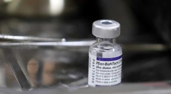 Três doses da vacina da Pfizer oferecem proteção contra a variante Ômicron, diz estudo
