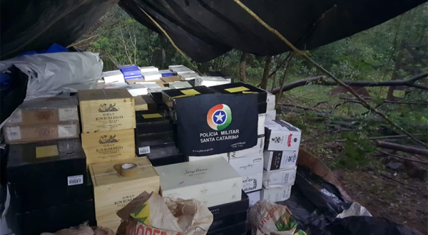 PM encontra quase R$ 1 milhão em vinhos escondidos em área de mata