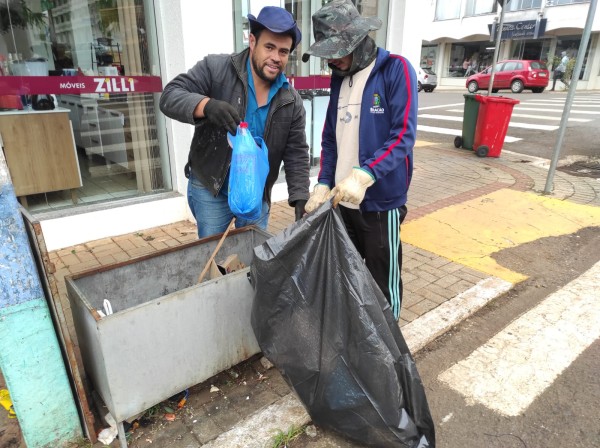Secretaria do Meio Ambiente realiza mutirão de limpeza pública no centro do município