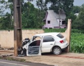Mulher fica gravemente ferida após carro colidir contra poste na Avenida Willy Barth