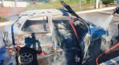 Fiat Palio fica praticamente destruído após incêndio no centro