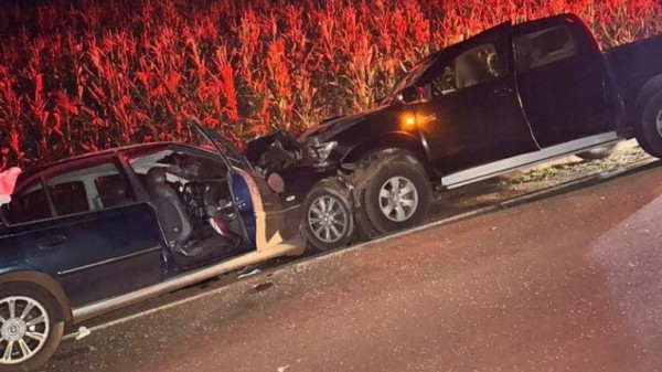 Duovizinhenses ficam feridos após colisão frontal entre carro e caminhonete na PR-281