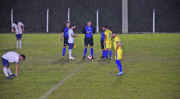 Em jogo debaixo de chuva e com muitos gols, Dionísio Cerqueira vence Bom Jesus do Sul pela Taça Cresol de Futebol de Campo
