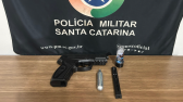Jovem é flagrado com simulacro de arma de fogo após denúncia de ameaça