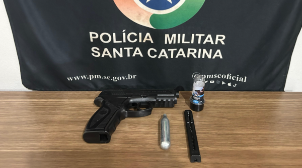 Jovem é flagrado com simulacro de arma de fogo após denúncia de ameaça