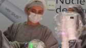 Médica é a 1ª mulher a fazer cirurgia com robô em SC: “Que outras tenham essa oportunidade”