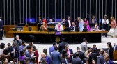 Câmara aprova proposta que cria pensão para filhos de vítimas de feminicídio
