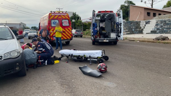 Motociclista fica gravemente ferido em colisão na Rua Bahia