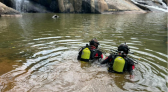 Jovem de 19 anos morre após cair em rio durante travessia em cachoeira de SC