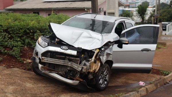 Acidente entre carro e ônibus deixa idosa ferida