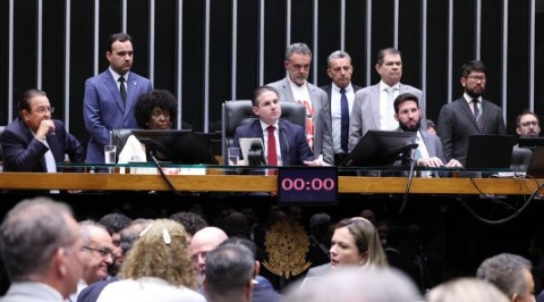 Câmara aprova PEC que reduz jornada semanal para 40 horas e acaba com escala 6x1