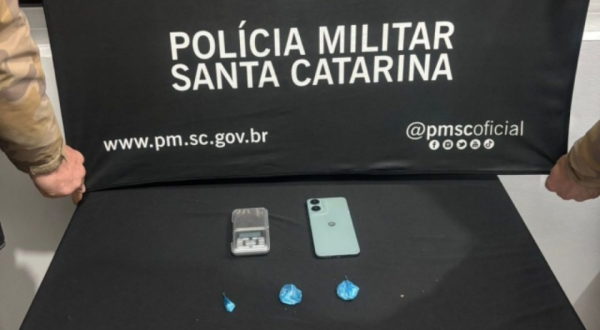 Jovem é preso por tráfico após PM encontrar drogas e balança de precisão
